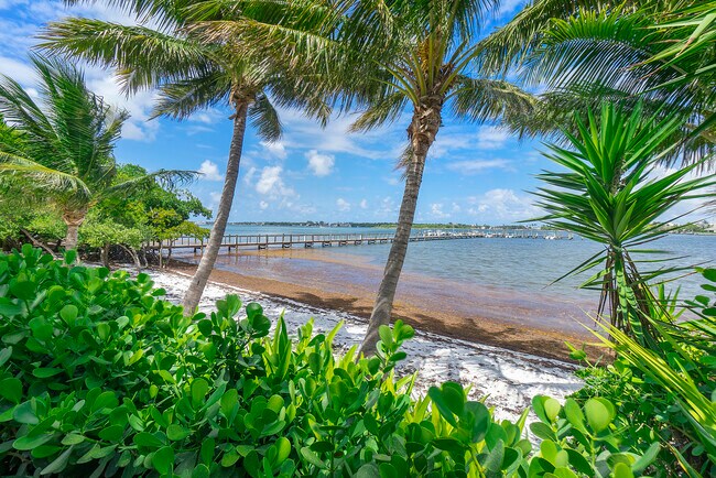 Building Photo - 19 Vía Lago