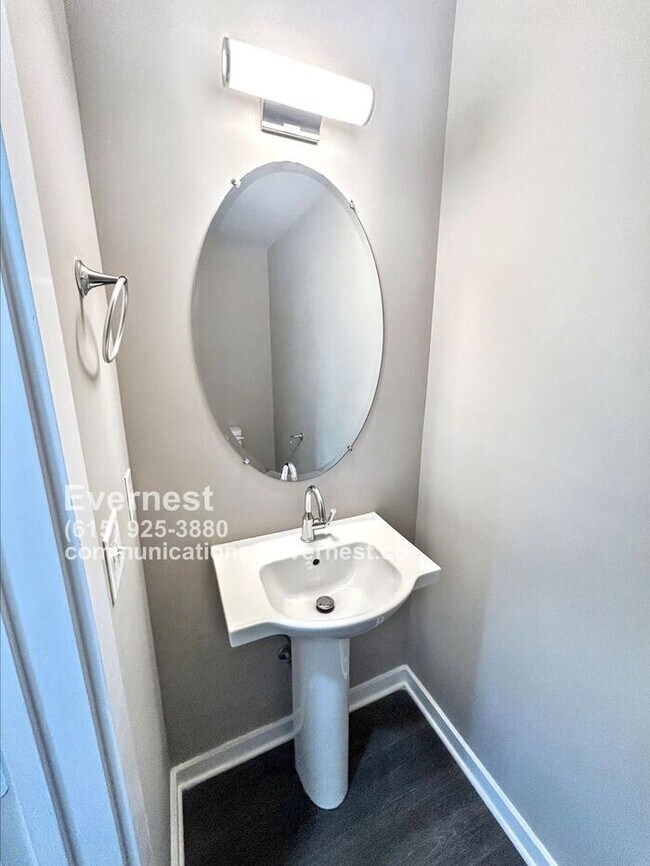 Building Photo - Lovely 3-Bedroom Townhome in a Convenient ...