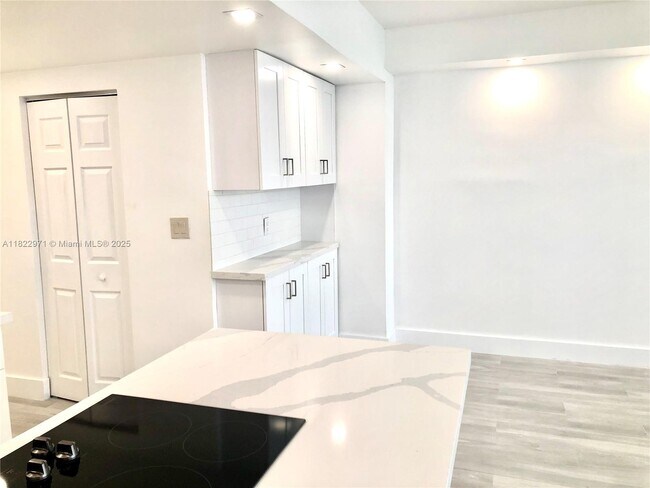 Building Photo - 905 Brickell Bay Dr