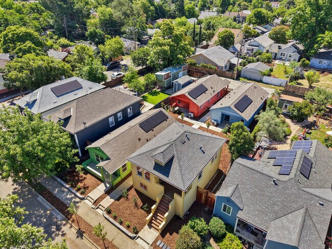 Building Photo - Beautifully updated 2/1 in North Oak Park! Located Close to UC Davis Med Center + MgGeorge Law Sc...