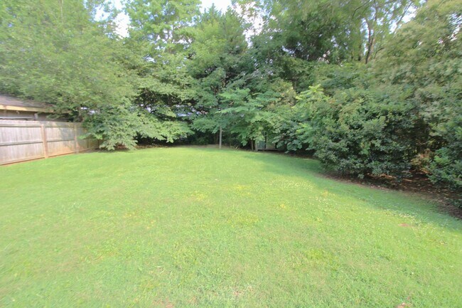 Building Photo - Charming 2 Bedroom, Large lot fenced in yard