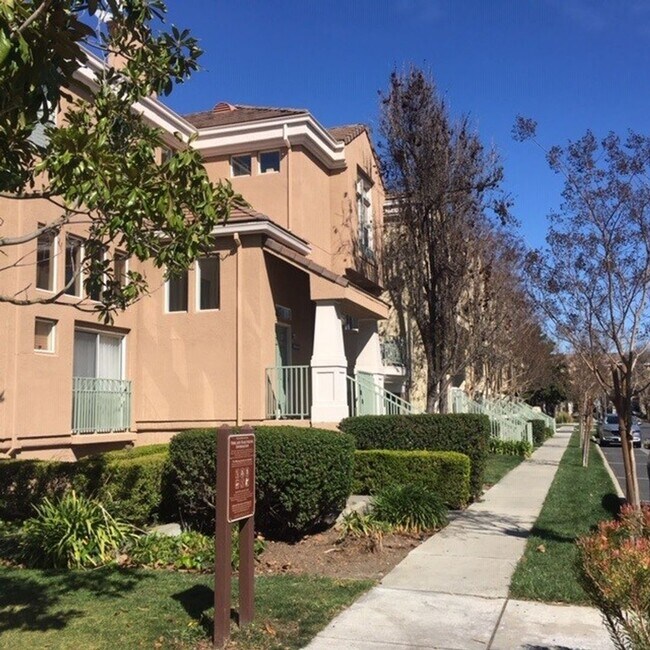Building Photo - 3 Bedroom 2.5 Home in Whisman Station
