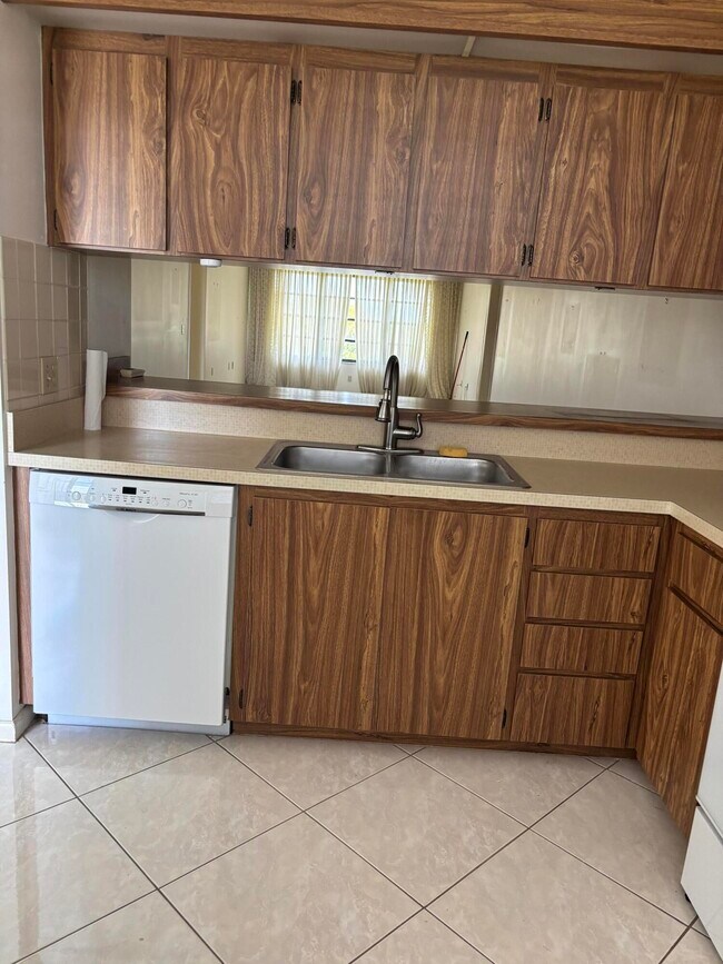 Building Photo - 6121 Balboa Cir