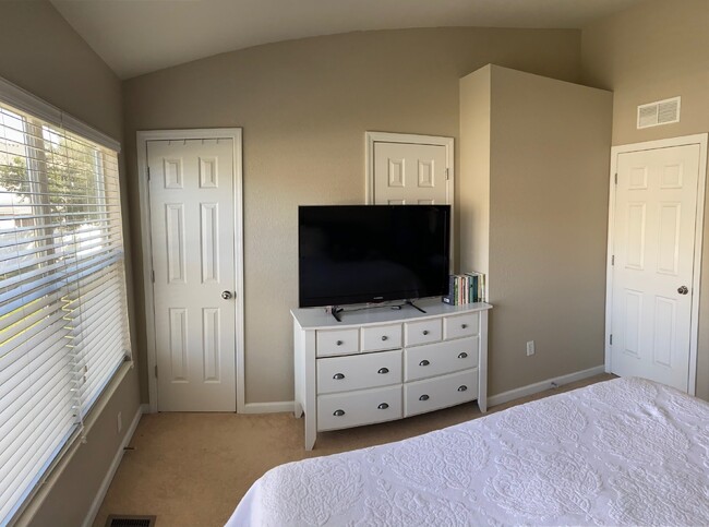 Building Photo - Beautiful 2 Bd 2 1/2 bath Corner unit in W...