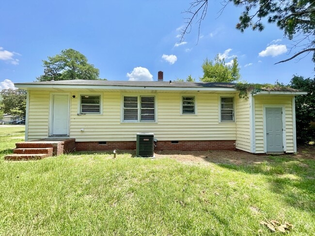 Building Photo - Updated 3 Bed, 1 Bath Nest in Fayetteville