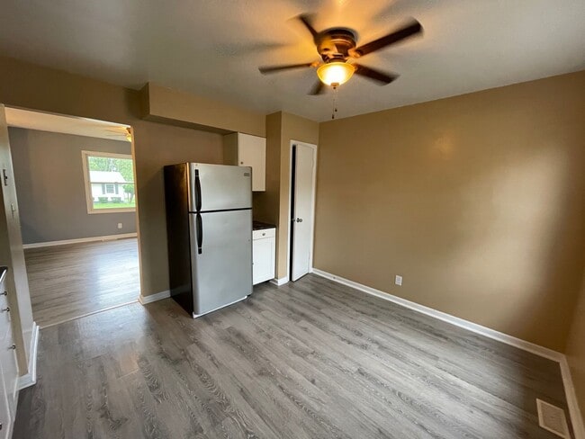 Building Photo - Split Foyer Available Now!