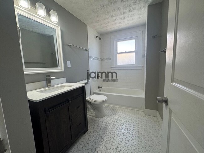 Building Photo - 2121 Carabel Ave