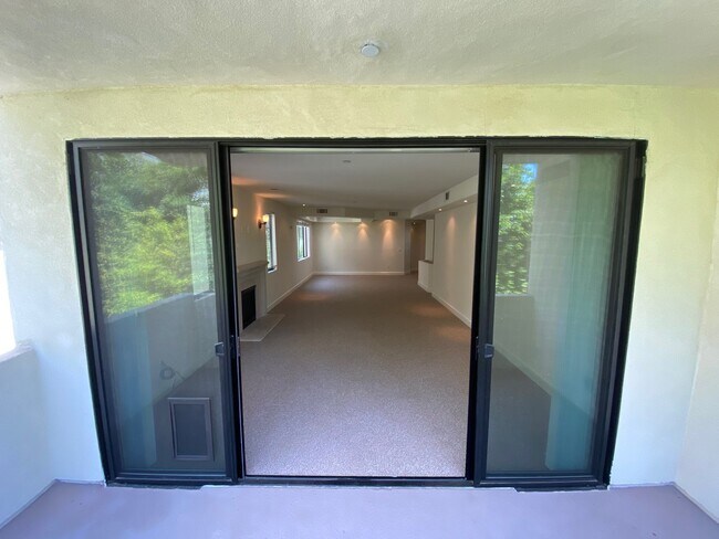 Building Photo - 11611 Montana Avenue, Unit 205
