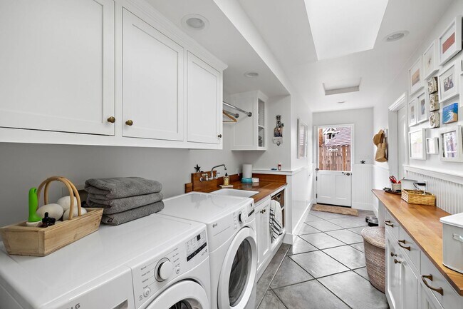 Building Photo - 806 S Ola Vista