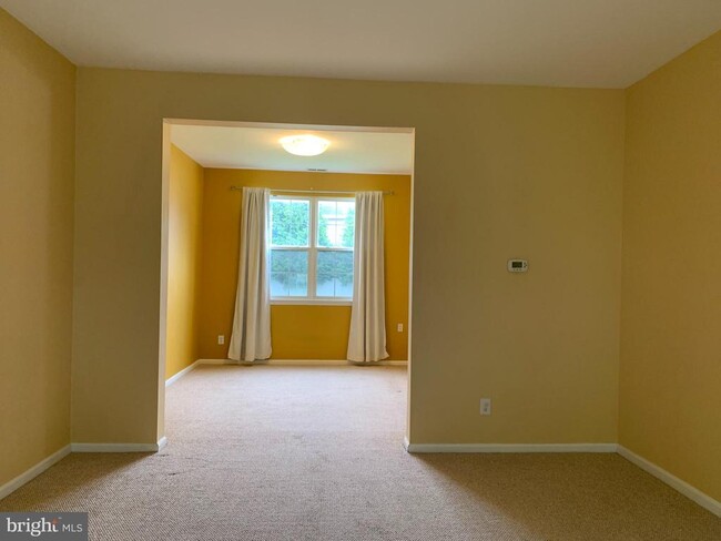 Building Photo - 35 Oakmont Terrace