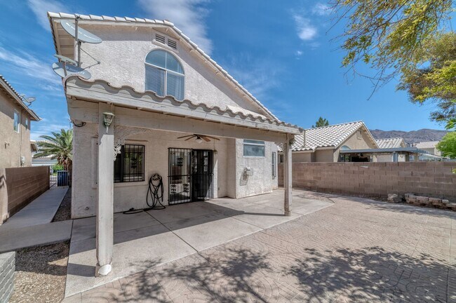 Building Photo - Beautiful 5 Bedroom/3 Bathroom Home in Eas...