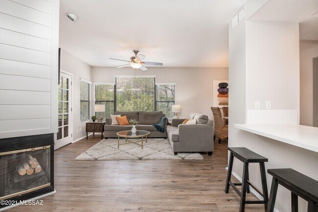 Building Photo - 6655 N Canyon Crest Dr