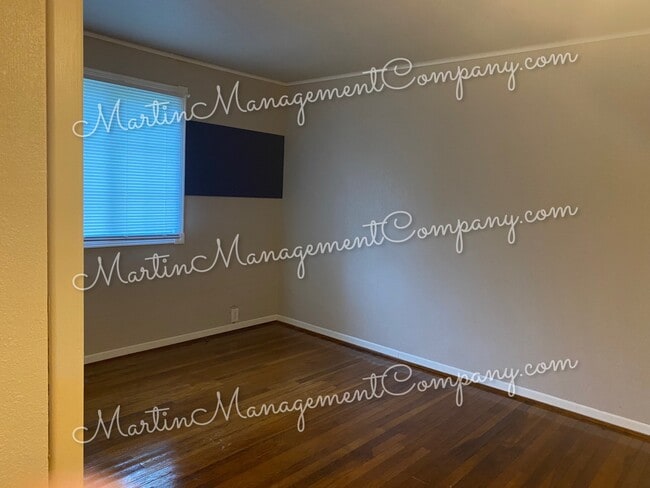 Building Photo - 233 Rainbow Dr
