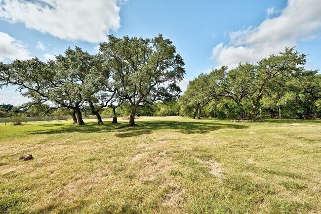 Building Photo - 200 Oak Hollow Ln