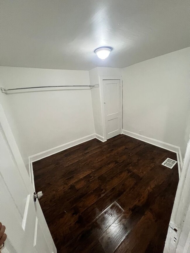 Building Photo - 563 Lamberton St