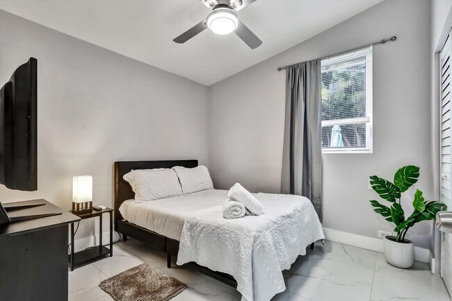 Building Photo - Single Family Home in Non HOA East Boca Raton