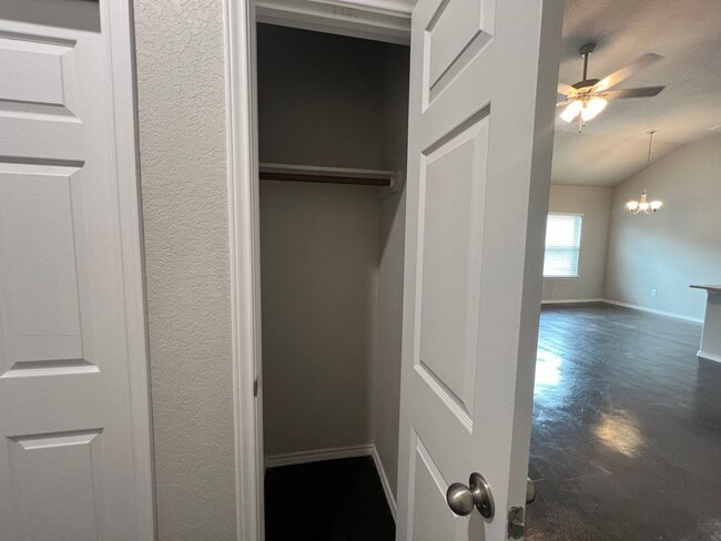 Building Photo - Luxury 3/2Duplex in Seguin, TX