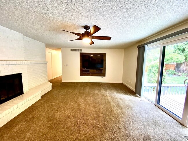 Building Photo - Lovely Highlands Home w/a View Available 7...
