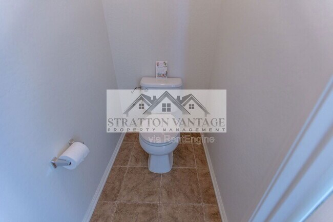 Building Photo - 928 S Hawk Ln