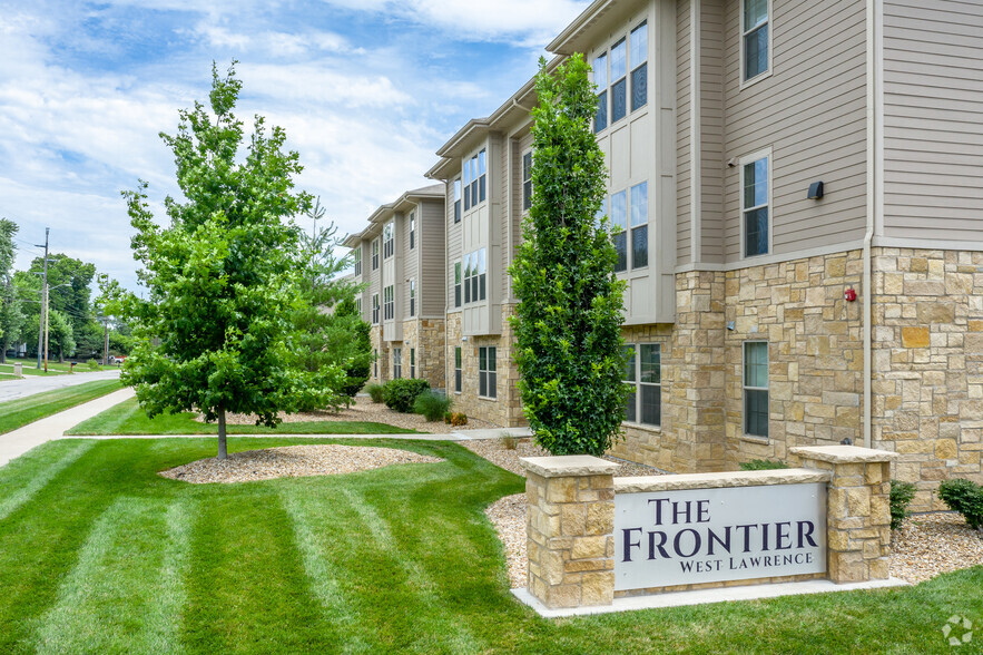 Beautifully Landscaped Grounds - The Frontier West Lawrence