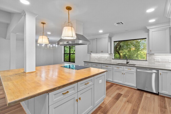 Building Photo - 128 Schooner