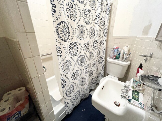 Building Photo - All Utilities Included, Eat-in Kitchen, Laundry on a Site