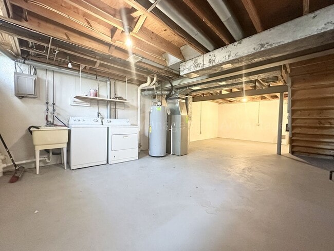 Building Photo - Renovated and Super Clean 2 Bed/1.5 Bath C...