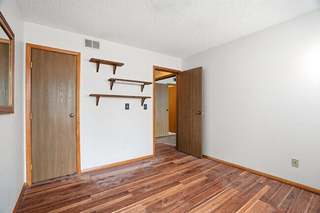 Building Photo - $1,795.95 - 2 Bed, 2 Bath Condo in Aurora with Central AC, and In Unit Laundry!