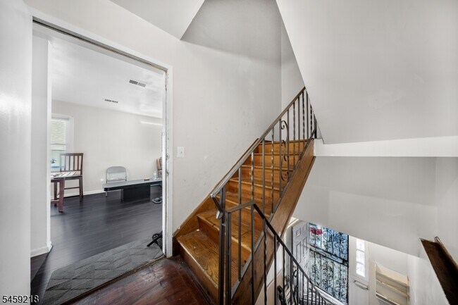 Building Photo - 314 St Pauls Ave