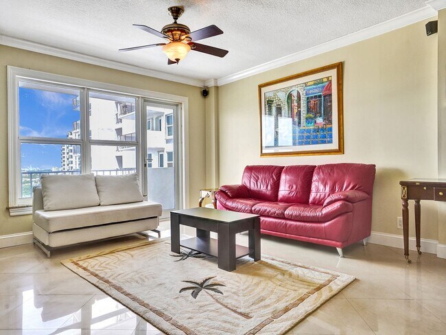 Building Photo - Beautiful 2 bedroom 1.5 bath Condo