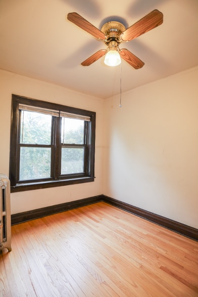 Building Photo - 2039 W Wellington Ave