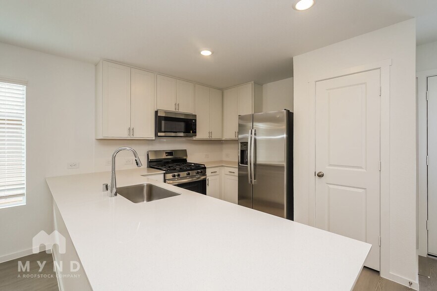 Building Photo - 2728 River Knl Ln