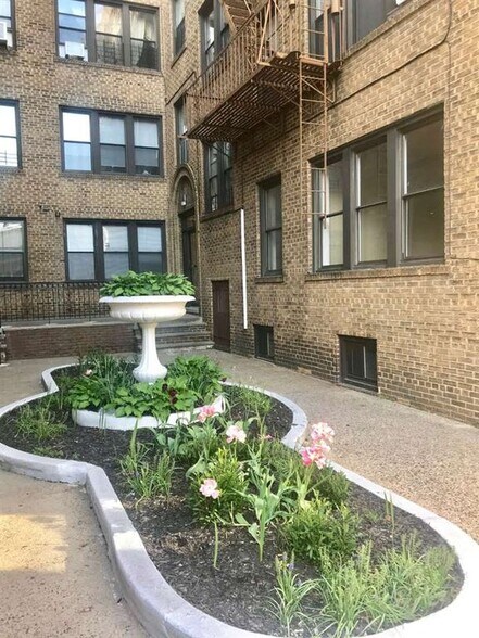 Building Photo - 148 37th St