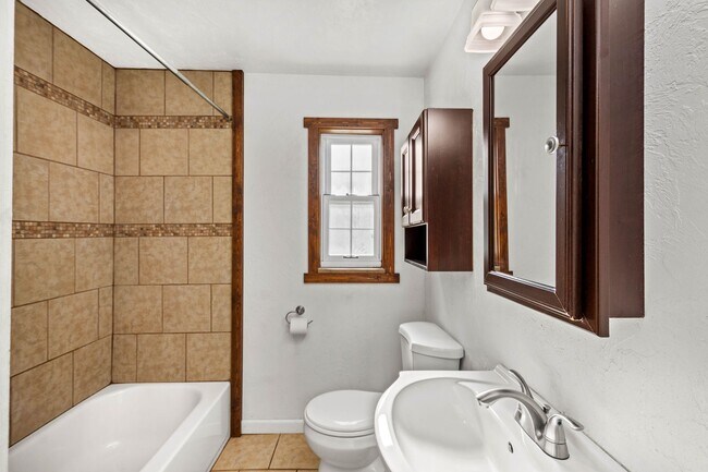 Building Photo - AVAILABLE FOR AUGUST 7TH!! Don't miss this FANTASTIC 1-bedroom in Penn Hills!