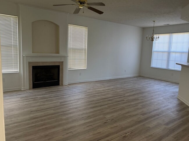 Building Photo - Fantastic 3 Bedroom 2 bath home on a pond