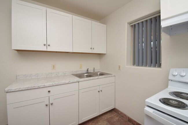 Building Photo - Stand Alone 2 Bed 1 Bath with Private Yard...