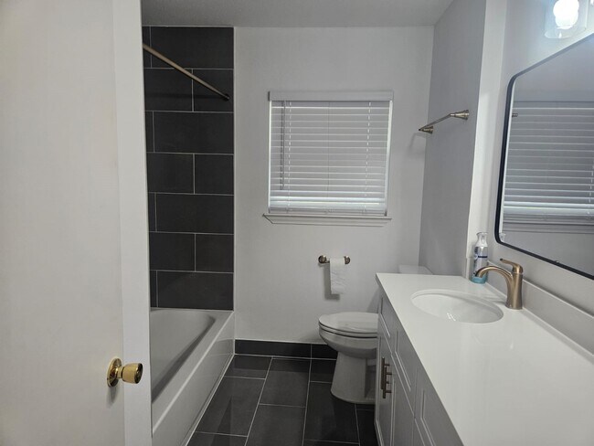 Building Photo - 1518 Lawrence St