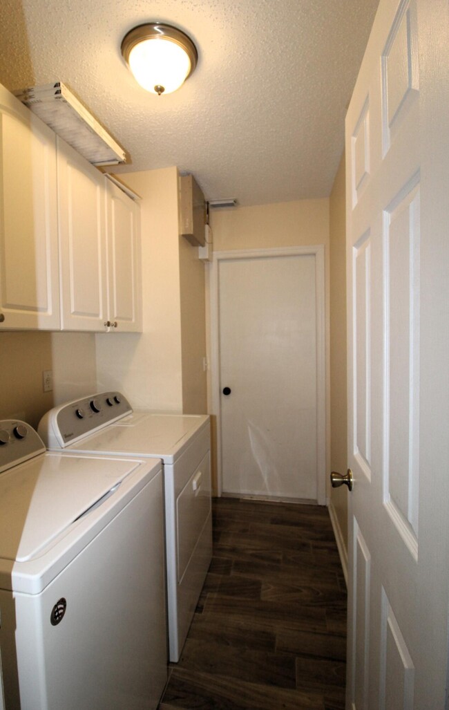 Building Photo - 2073 SW Capeador St