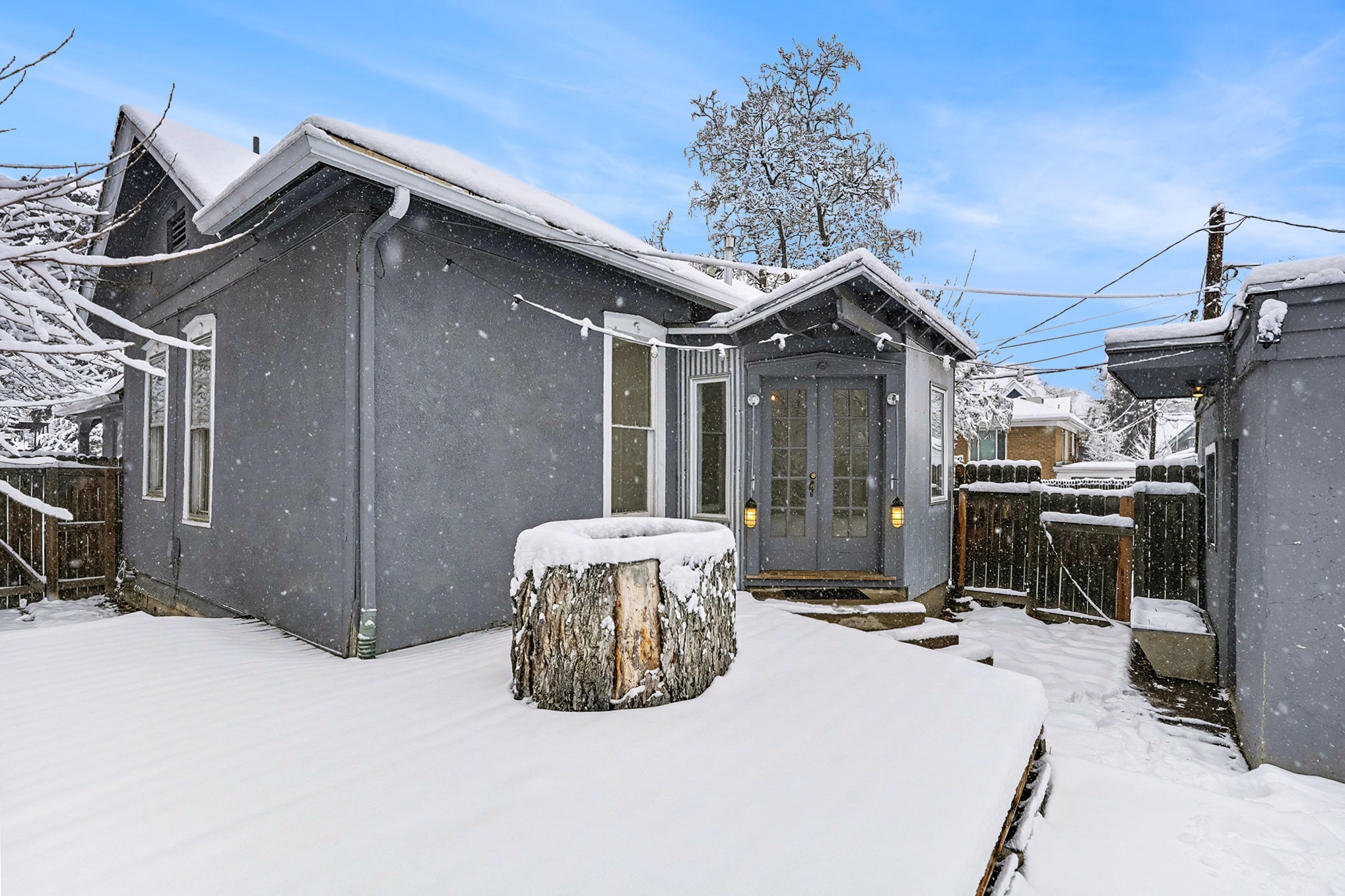 Large fenced backyard - 2122 Hooker St