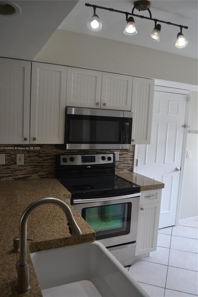 Building Photo - 1537 E Lake Ct