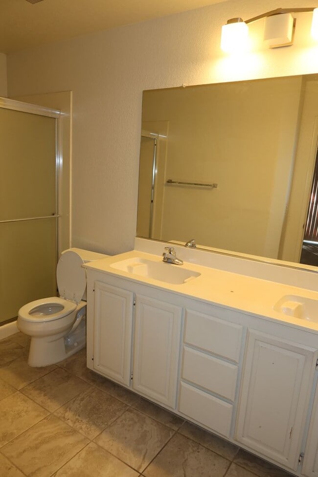 Building Photo - 3 Bedrooms, 2 Baths Half-plex in Greenhaven