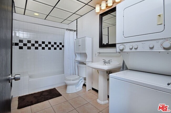 Building Photo - 108 W 2nd St