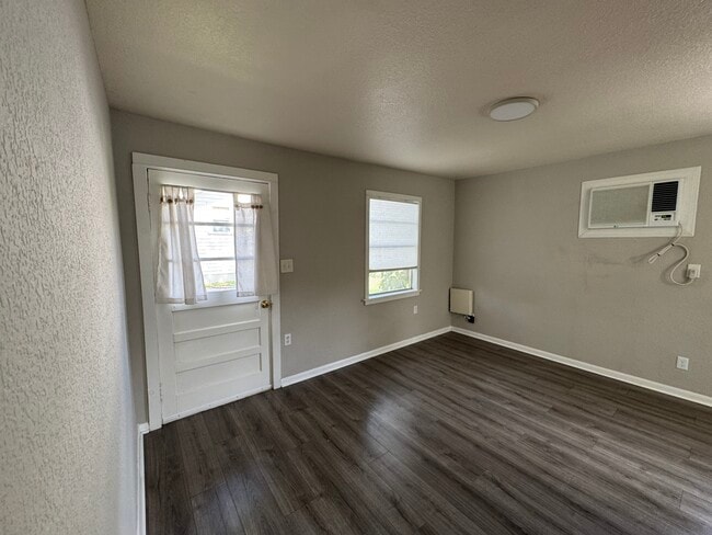 Building Photo - 836 Orange Park Ave