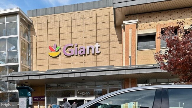 Building Photo - 1000 Park Rd NW