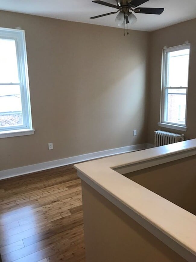 Building Photo - 1527 W Porter St