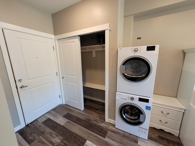Building Photo - Charming Studio for Rent: Enjoy the Added Bonus of an Onsite Storage Closet!