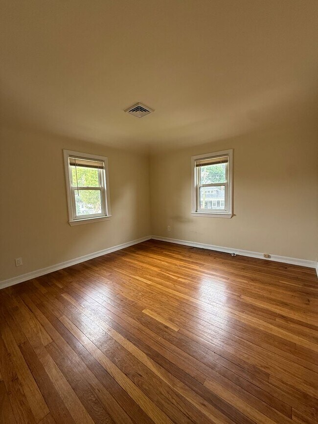 Building Photo - 1 bedroom | 1 bath - Oaklyn, NJ - Nice Quiet Neighborhood
