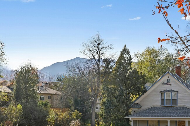 Building Photo - 2011 Woodburn St