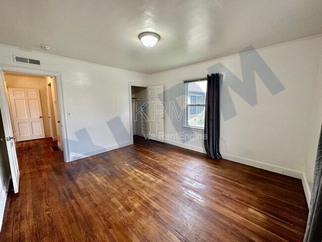 Building Photo - 875 W Alpine Ave