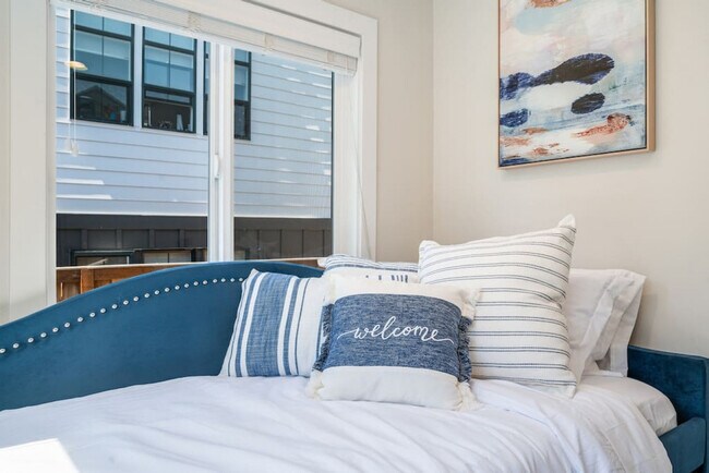 Building Photo - 6404 47th Ave SW